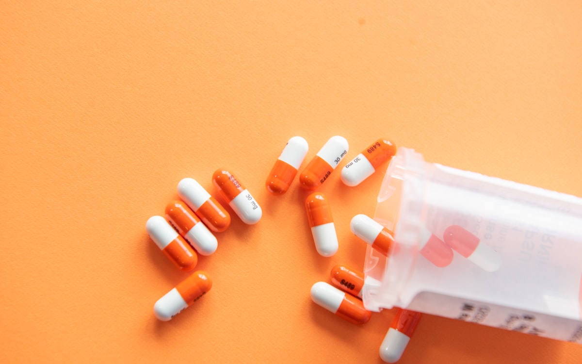 Ilustrație articol blog TeleMind, România: Benzodiazepine și Z-drugs pe termen lung: creier, somn și dependență. Ghid medical educativ pentru pacienți; revizuire conținut Dr. Lavinia Dobrescu, medic specialist psihiatru și psihoterapeut.