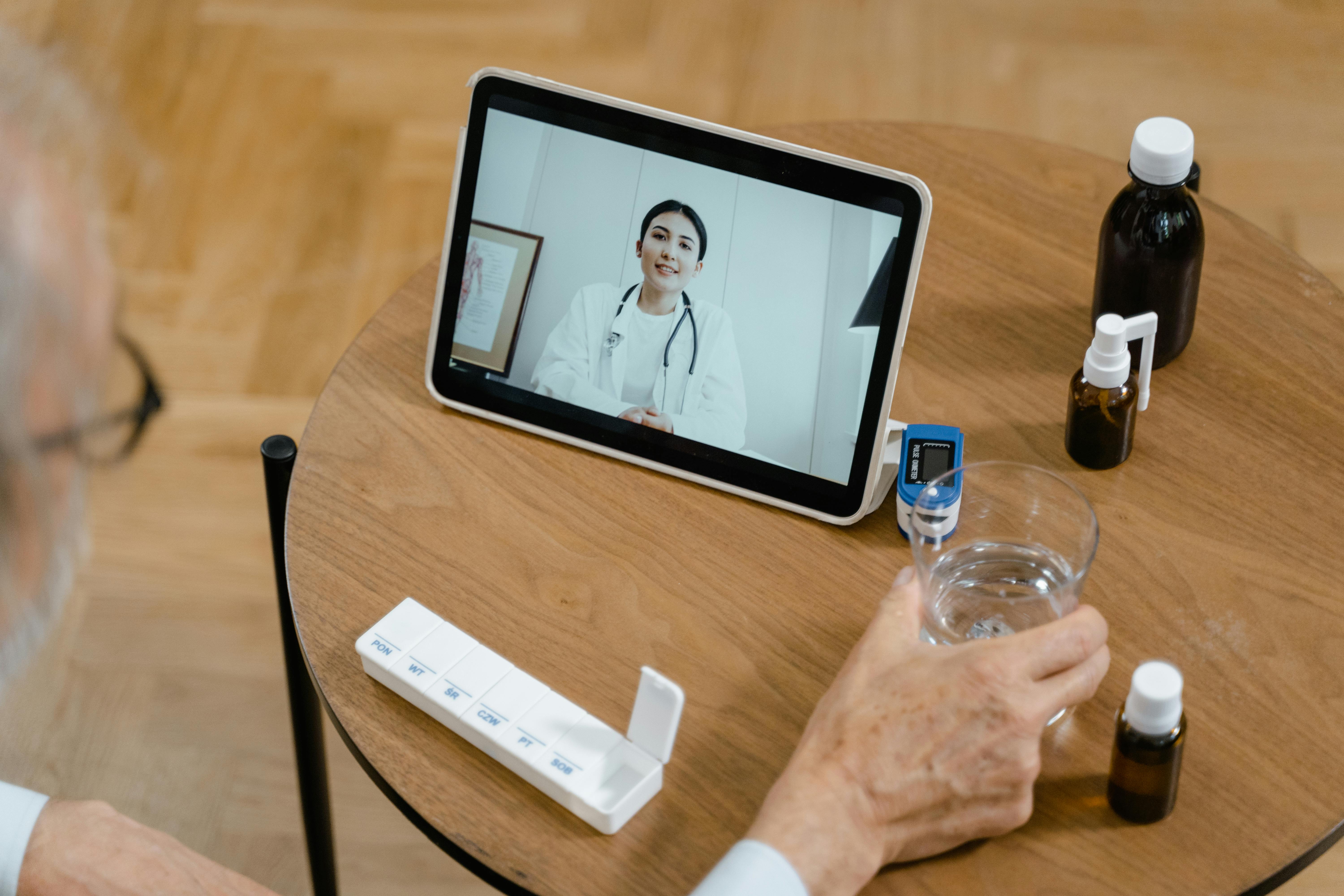 Tineri români și terapie online 2026: ilustrație acces psiholog și psihiatru, consultații video România, TeleMind; articol educativ, expertiză Dr. Lavinia Dobrescu.