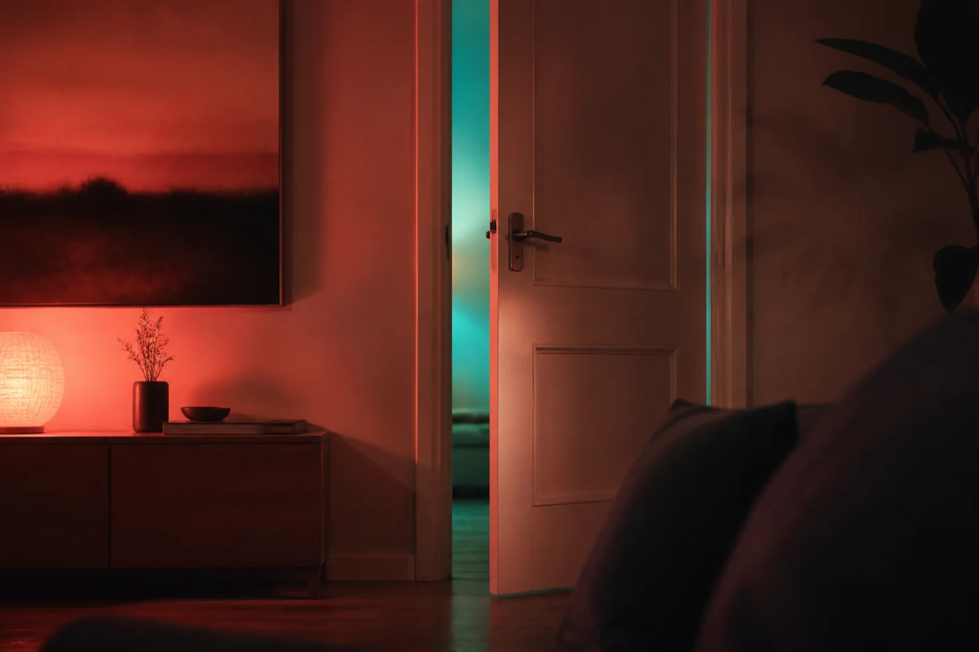 Fotografie editorială: ușă semiînchisă, lumină teal; personalitate evitantă, blog TeleMind iunie 2026.